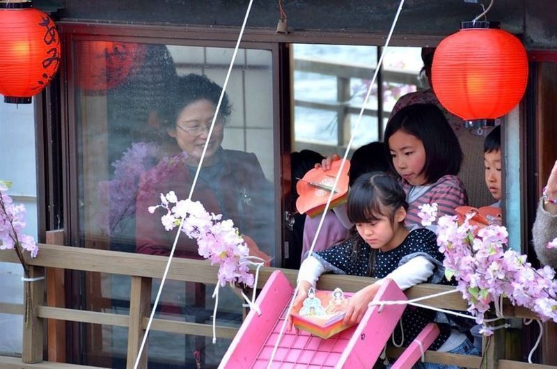 Festivales de Japón: el festival Edo Nagashi Bina (江戸流しびな) celebrado a finales de febrero en el parque Sumida (隅田公園), en Tokio, para celebrar el Hina Matsuri o Día de las Niñas (雛祭).