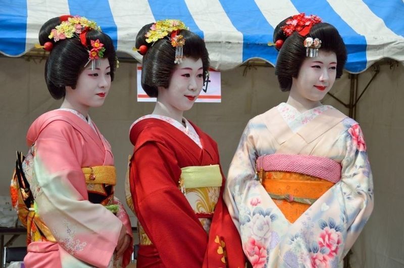 Geishas durante el festival Edo Nagashi Bina (江戸流しびな) en el parque Sumida (隅田公園), en Tokio