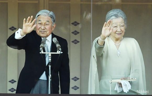 El emperador japonés Akihito y su esposa Michiko, saludando a los visitantes del Palacio Imperial el día de su cumpleaños