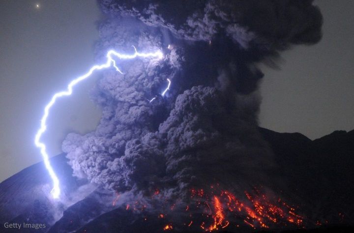 La erupción del volcán Sakurajima ha provocado una impresionante y aterradora tormenta eléctrica alrededor de la enorme columna de humo y cenizas