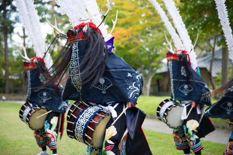 Festivales de Japón: el baile Shishi Odori del "Aki No Fujigawara Matsuri" (秋の藤原まつり) o "Festival de Otoño de Fujigawara", en Hiraizumi (平泉町) en la prefectura de Iwate.