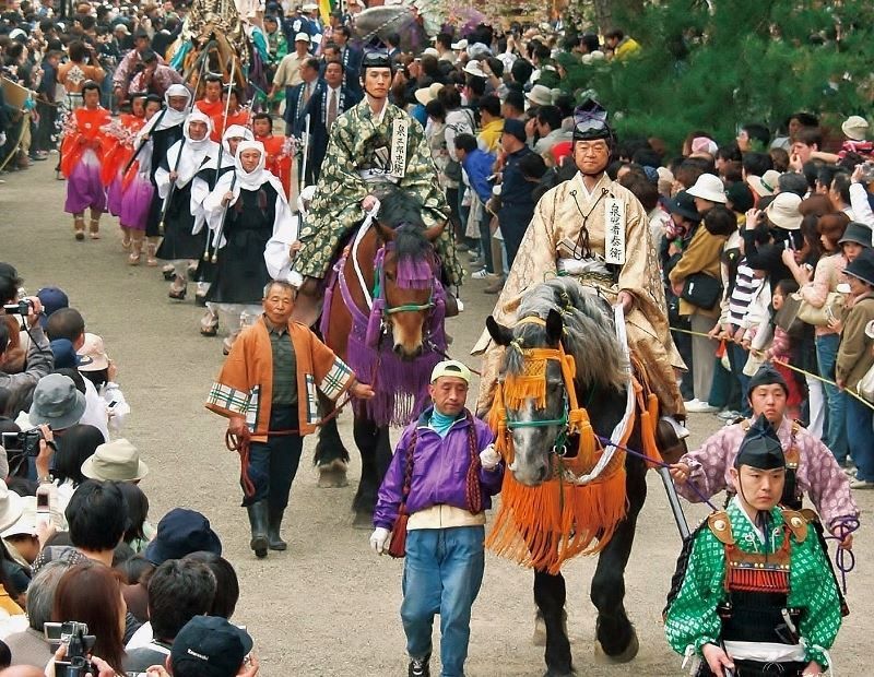 Festivales de Japón: el "Haru No Fujigawara Matsuri" (春の藤原まつり) o "Festival de Primavera de Fujigawara", en Hiraizumi (平泉町) en la prefectura de Iwate.