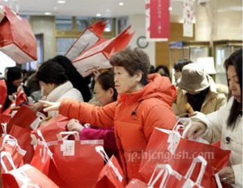 Personas comprando 福袋 ("fukubukuro" o bolsas sorpresa) pocos días antes de Año Nuevo en Japón