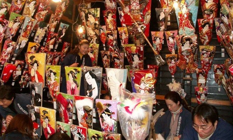Festivales de Japón: feria Hagoita-Ichi (羽子板市) o Feria de las Palas Hagoita en el templo Sensoji de Asakusa (Tokio) a finales de año.