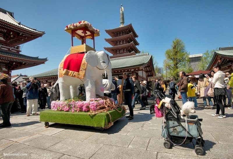 Festivales de Japón: el Kanbutsue (灌仏会) o "cumpleaños de Buda", conocido como Hana Matsuri (花祭) o "Festival de las Flores", celebrado en Japón el 8 de abril. Imagen de la celebración en el templo Sensoji de Tokio