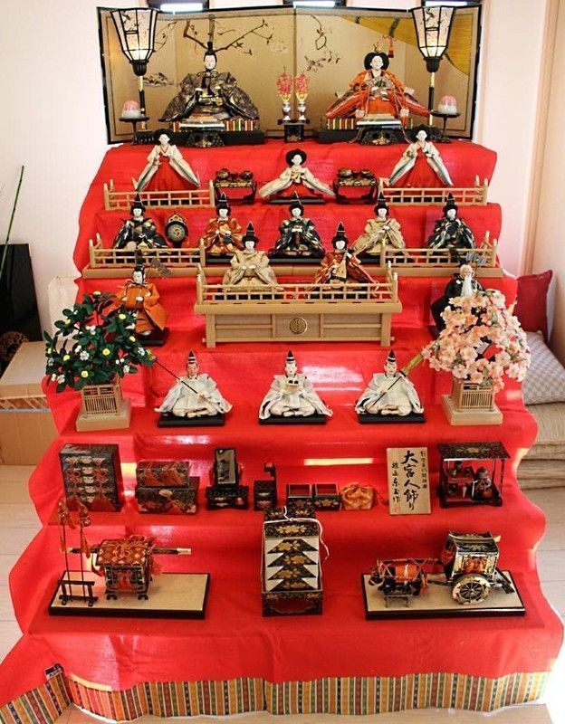 Hinamatsuri o Día de las Niñas en Japón: Hina Dan para las muñecas japonesas “hinaningyō” (雛人形) utilizadas durante el "Hina Matsuri" (雛祭)