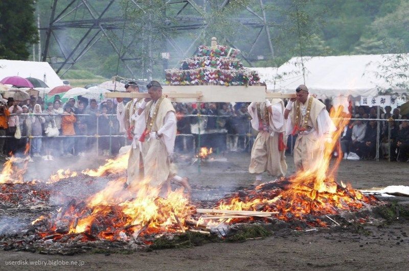 Festivales de Japón: el Hiwatari Sai o ritual de caminar sobre el fuego en el famoso Monte Takao cercano a Tokio