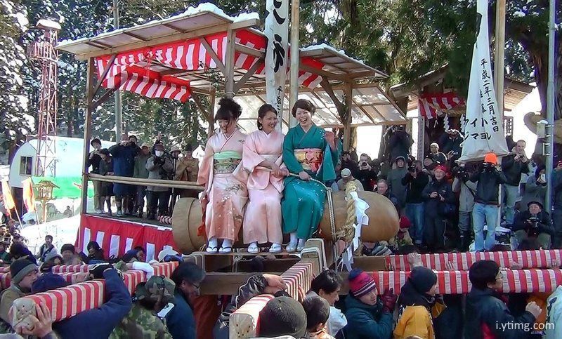 Festivales de Japón: el Hodare Matsuri (ほだれ祭) un festival de la fertilidad celebrado el segundo domingo de marzo en Nagoka, durante el cual se puede cabalgar sobre un enorme pene de madera