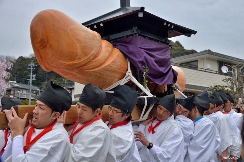 Hōnen Matsuri, el festival japonés de la estatua de un pene de 300 kilos donde puede beberse todo el sake gratis que se desee