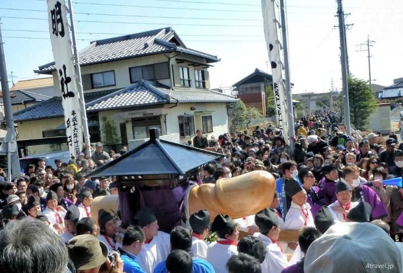 Festivales de Japón: el Hōnen Matsuri (豊年祭) o Festival del Pene, celebrado cada año el 15 de marzo en el santuario Tagata (田縣神社) de la ciudad de Komaki, en la prefectura de Aichi