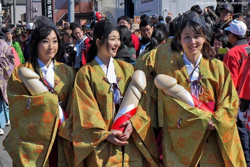 Festivales de Japón: el Hōnen Matsuri (豊年祭) o Festival del Pene, celebrado cada año el 15 de marzo en el santuario Tagata (田縣神社) de la ciudad de Komaki, en la prefectura de Aichi