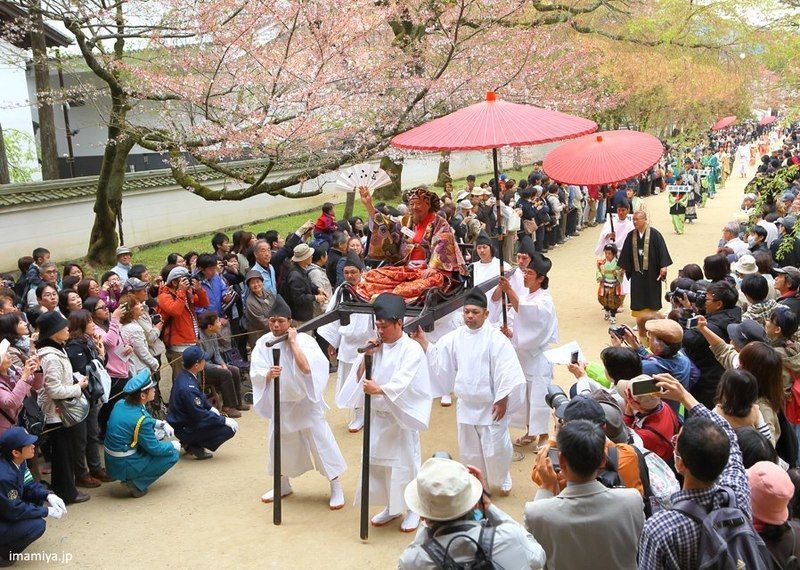 Festivales de Japón: el Hōtaikō Hanami Gyōretsu (豊太閤花見行列), un colorido festival celebrado el segundo domingo de abril en Kioto que recrea una procesión para ver las flores de cerezo que se celebró por primera vez en el año 1598