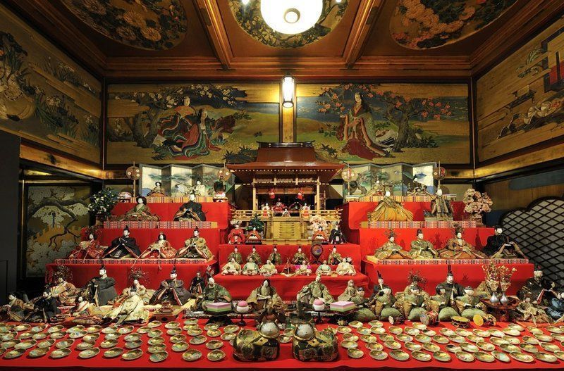 Festivales de Japón: el Hyakudan Hina Matsuri (百段雛まつり), un festival celebrado cada año de mediados de enero a mediados de marzo en Meguro Gajoen (目黒雅叙園), un edificio histórico situado al este de Shimomeguro (Tokio), con motivo de la celebración del Hina Matsuri o Día de las Niñas.