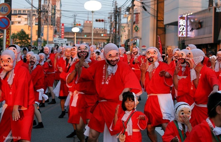 Festivales de Japón: el Hyūga Hyottoko Natsu Matsuri (日向ひょっとこ夏祭り) o Festival de Verano Hyottoko de Hyūga, celebrado a principios de agosto en la ciudad de Hyūga (prefectura de Miyazaki) y consistente en un evento multitudinario que supera los 70.000 asistentes