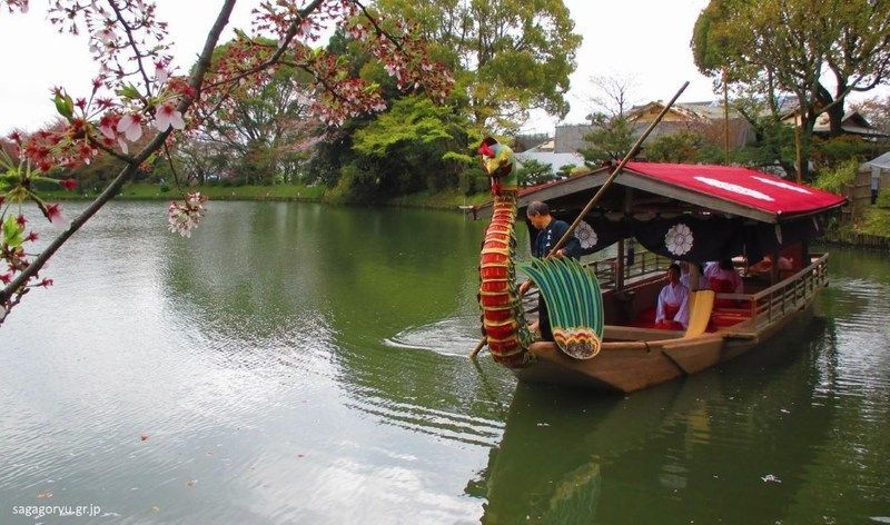 Paseo por el estanque Osawa durante el Kadō Matsuri (華道祭, festival del arte con las flores) del templo Daikakuji (大覚寺), de Arashiyama (Kioto)
