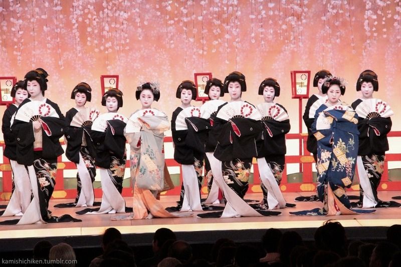 Festivales de Japón: el Kitano Odori (北野をどり), el festival de geishas del distrito de Kamishichiken, uno de los más especiales tanto por su tamaño como por su puesta en escena.