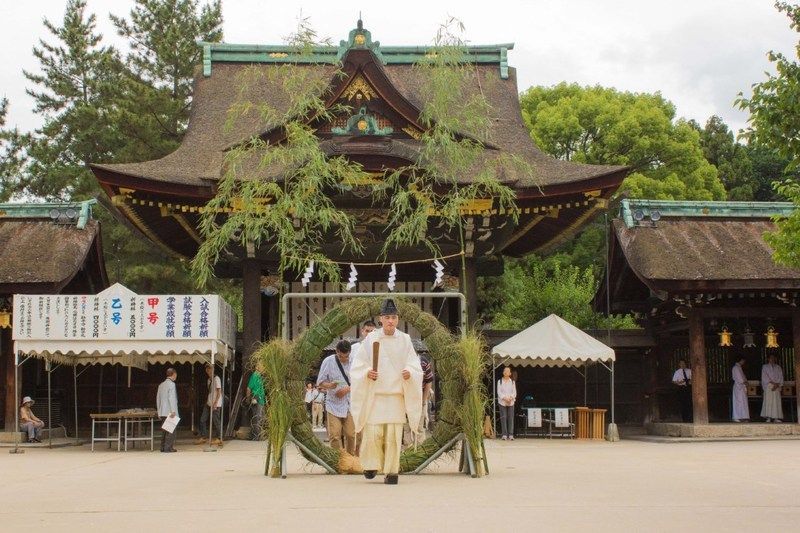 Ritual Nagoshi No Harae en el santuario Kitano Tenmangu (Kioto)