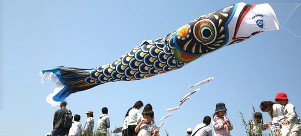 Saitama, Japón. 3 de mayo de 2007: Una cometa con forma de carpa gigante vuela sobre la cabeza de la gente que asiste al festival de la paz