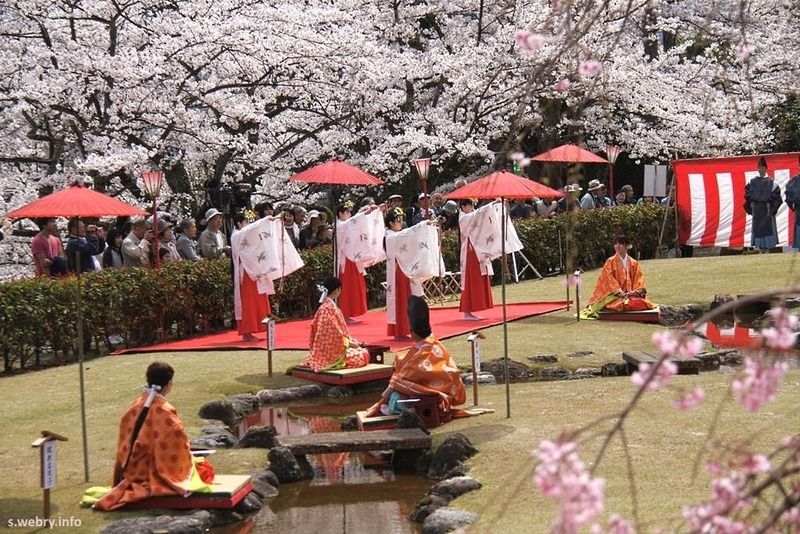 Kyokusui No Utage en primavera, con los cerezos en flor