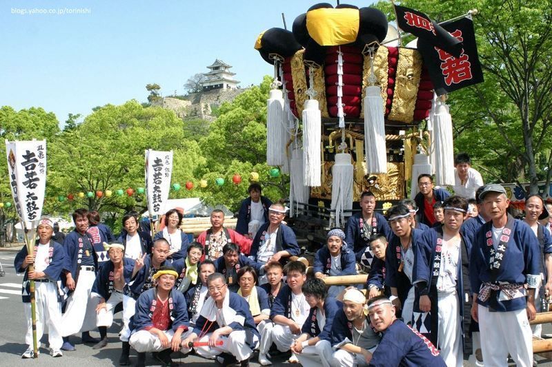 Festivales de Japón: el Marugame Oshiro Matsuri o Festival del Castillo de Marugame, celebrado en la prefectura de Kagawa, al noreste de la isla de Shikoku