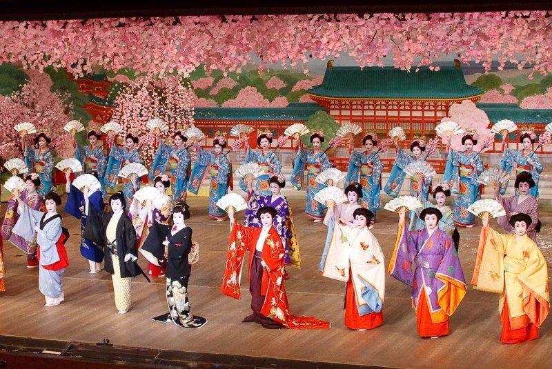 Festivales de Japón: el Miyako Odori (都をどり), un espectáculo de danza de geishas y maikos celebrado cada primavera en el distrito de geishas de Gion Kōbu (祇園甲部)