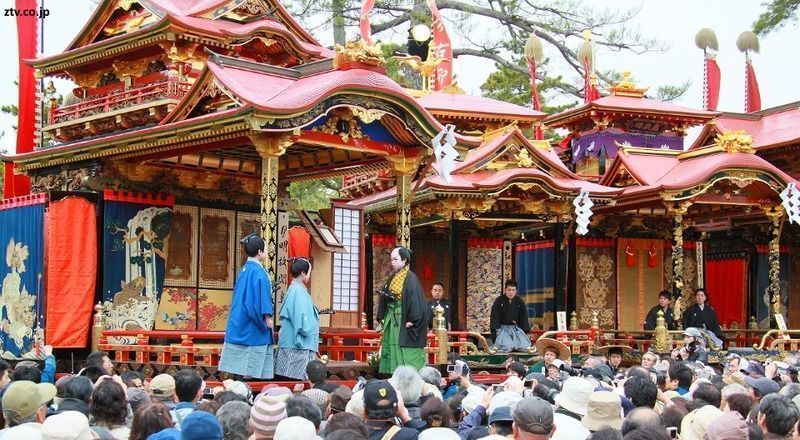 Festivales de Japón: el Nagahama Hikiyama Matsuri (長浜曳山まつり) es un festival en el que preciosas carrozas sirven de escenario para teatro kabuki representado por niños