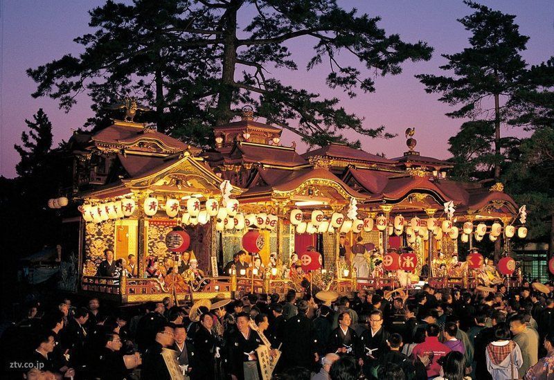 Carrozas iluminadas en el impresionante festival Nagahama Hikiyama Matsuri (Shiga, Japón)