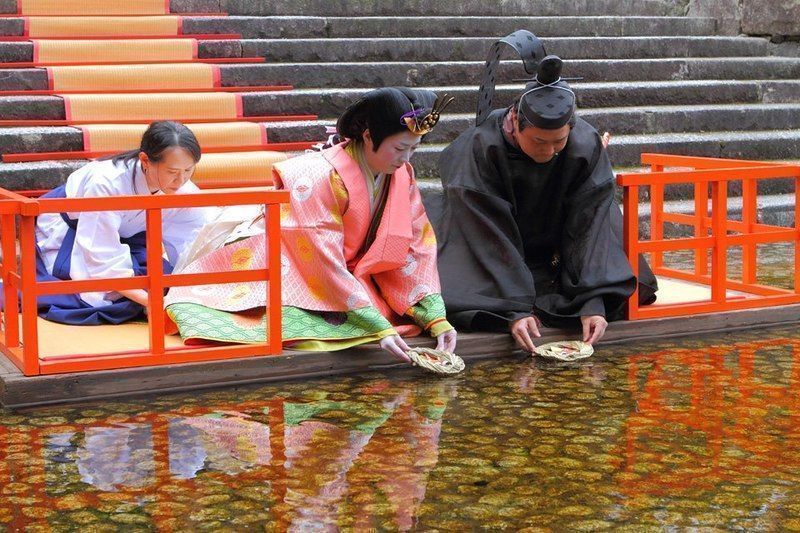 Festivales de Japón: ritual Nagashibina (流し雛) en el santuario Shimogamo (下鴨神社) de Kioto con ocasión de la celebración del Hina Matsuri o Día de las Niñas, el 3 de marzo.