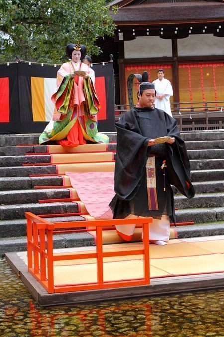 Festivales de Japón: ritual Nagashibina (流し雛) en el santuario Shimogamo (下鴨神社) de Kioto con ocasión de la celebración del Hina Matsuri o Día de las Niñas, el 3 de marzo.
