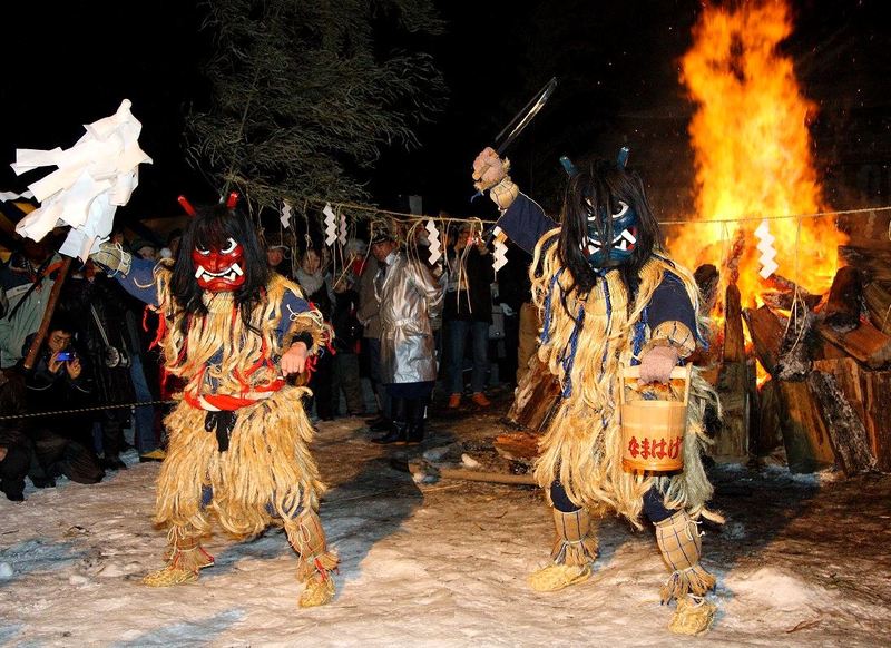 Festivales de Japón: el Namahage Sedo Matsuri (なまはげ柴灯まつり) en la prefectura de Akita. Monstruos asustan a niños.