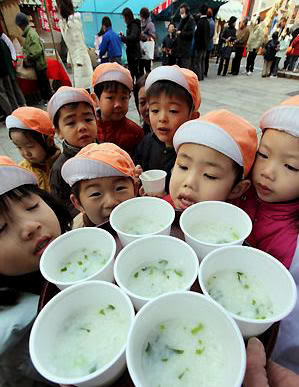 Niños en la escuela a punto de comer sopa nanakusagayu
