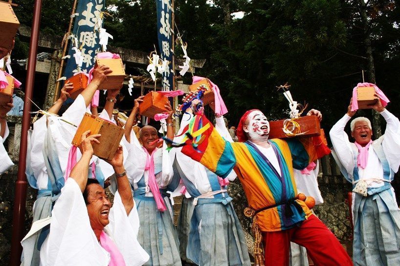 Festivales de Japón: el Nyū Matsuri (丹生祭), conocido popularmente como "Warai Matsuri" (笑い祭) o festival de las risas
