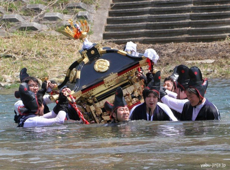 Cruzando el río durante el festival Ohashiri Matsuri de Yabu (prefectura de Hyōgo)