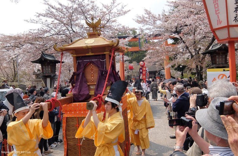 Festivales de Japón: el Ōka Matsuri (桜花祭) o Festival de la Flor de Cerezo, celebrado en el santuario Hirano de Kioto en abril. El festival más antiguo de Kioto