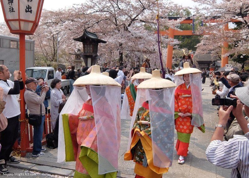 Festivales de Japón: el Ōka Matsuri (桜花祭) o Festival de la Flor de Cerezo, celebrado en el santuario Hirano de Kioto en abril. El festival más antiguo de Kioto 