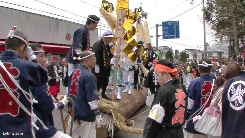 Festivales de Japón: el Ono Onbashira de Shiojiki, celebrado una vez cada siete años. Participantes con chaqueta happi y pañuelo nejiri hachimaki 