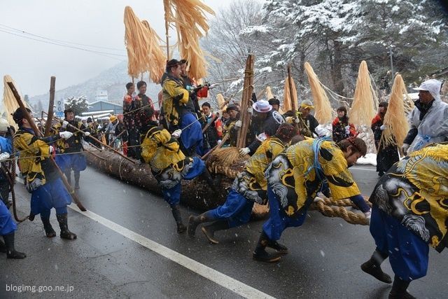 Festivales de Japón: ritual yamadashi del festival onbashira, el más peligroso de Japón
