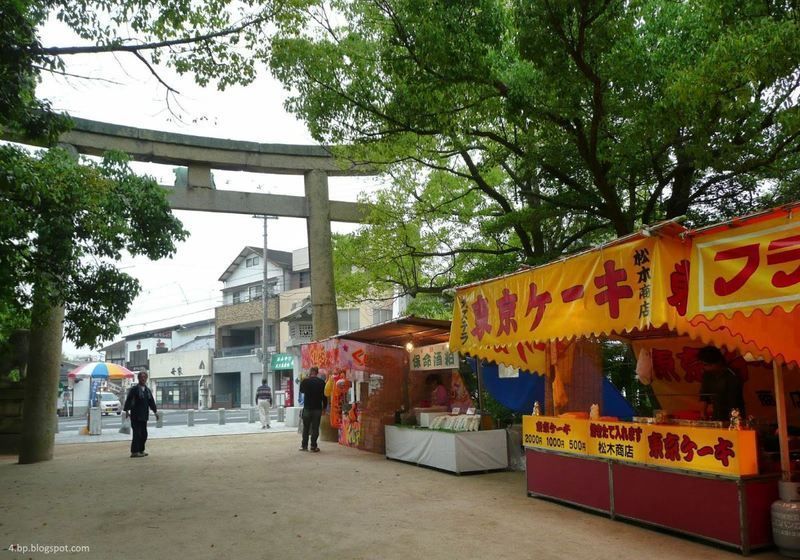 Puestos de comida en el festival el Ōyamazumi Jinja Reitaisai de Imabari