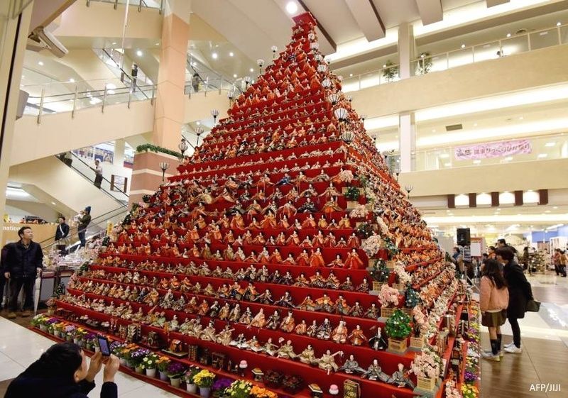 Pirámide de 7 metros de muñecas "hina" tradicionales en un centro comercial delante de la estación de Konosu (prefectura de Saitama)
