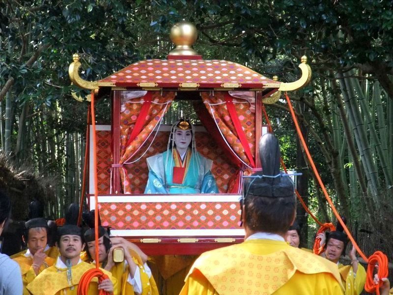 Festivales de Japón: el Saigū Gyōretsu (斎宮行列) o Procesión de la Saigū en el santuario Nonomiya, en el famoso bosque de bambú de Sagano Arashiyama, en Kioto.