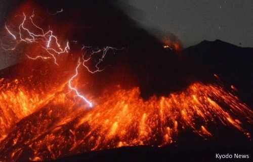 Rayos y relámpagos saliendo durante la eurpción del volcán Sakurajima (Japón) en febrero de 2016