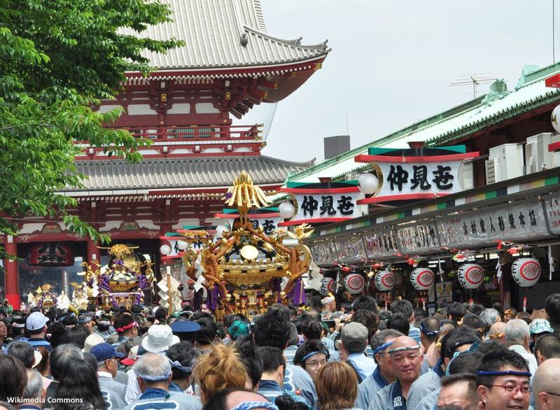 Festivales de Japón: el Sanja Matsuri (三社祭), uno de los tres festivales sintoistas más importantes de Tokio, además de uno de los más abarrotados y salvajes, donde suele participar la yakuza (mafia japonesa)