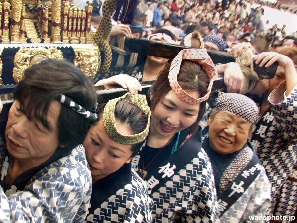 Festivales de Japón: el Sanja Matsuri (三社祭), uno de los tres festivales sintoistas más importantes de Tokio, además de uno de los más abarrotados y salvajes, donde suele participar la yakuza (mafia japonesa)