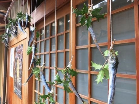 "Hīragi Iwashi" (柊鰯): cabezas de sardina ensartadas en hojas de acebo, colocadas en las puertas de las casas en Japón durante la celebración del Setsubun