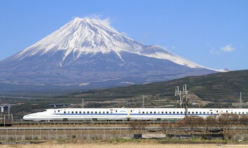 Tren bala (Shinkansen) y monte Fuji al fondo