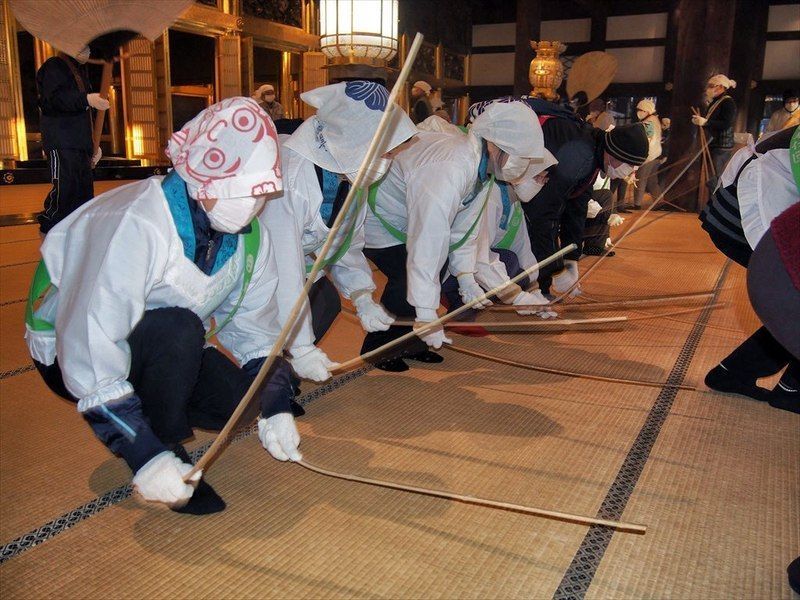 Rituales de Japón: el "susu harai" o limpieza de fin de año en el templo Honganji de Kioto