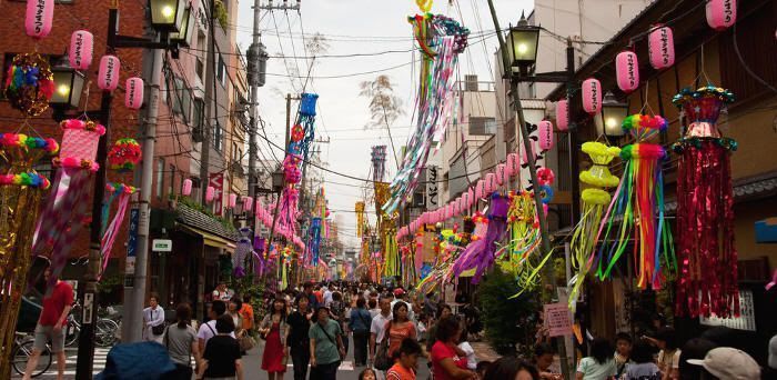 Calles engalanadas para celebrar la fiesta del Tanabata (七夕)