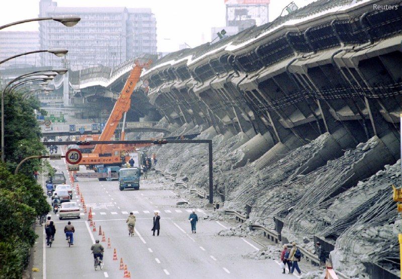 El Terremoto de Kōbe se produjo el 17 de enero de 1995 a las 5:46:46 a.m., conocido en Japón como el Gran Terremoto de Hanshin (阪神・淡路大震災, Hanshin-Awaji Daishinsai)