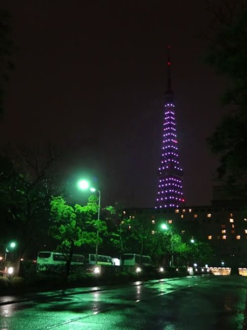 Tokyo Tower iluminada en recuerdo a las víctimas del terremoto y el tsunami del 11 de marzo de 2011