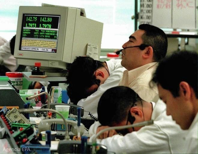 Trabajadores japoneses agotados durante la dura jornada de trabajo (Agencia EPA)
